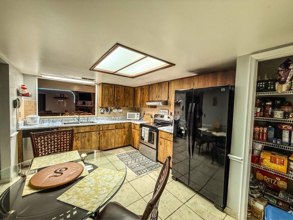 WHISPERING OAKS - Residential Lease
