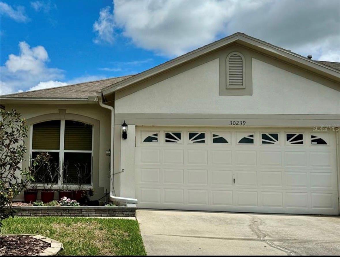 Welcome home to this beautifully updated 3-bedroom, 2-bath villa located in a desirable gated community. Offering an open and inviting floor plan, this home features a spacious living and dining area, a separate family room, and an abundance of natural light throughout.
The well-appointed kitchen is the heart of the home, showcasing granite countertops, shaker-style cabinetry, a center island, stainless steel appliances, and a gas range, perfect for everyday living and entertaining. Bamboo flooring flows throughout the main living areas, while ceramic tile in the kitchen, bathrooms, and laundry room provides durability and easy maintenance.
The spacious primary suite offers a private retreat with an en-suite bathroom and generous closet space. Two additional bedrooms provide flexibility for family, guests, or a home office. A full-size laundry room and attached two-car garage add to the home's convenience.
Lawn maintenance is included in the rent, allowing you to enjoy a carefree lifestyle. Residents also have access to the community clubhouse and amenities. Conveniently located near shopping, restaurants, top-rated schools, hospitals, golf courses, major highways, and everything Wesley Chapel has to enjoy.
This exceptional villa combines comfort, style, and convenience in one of the area's most sought-after gated communities. Schedule your private showing today!