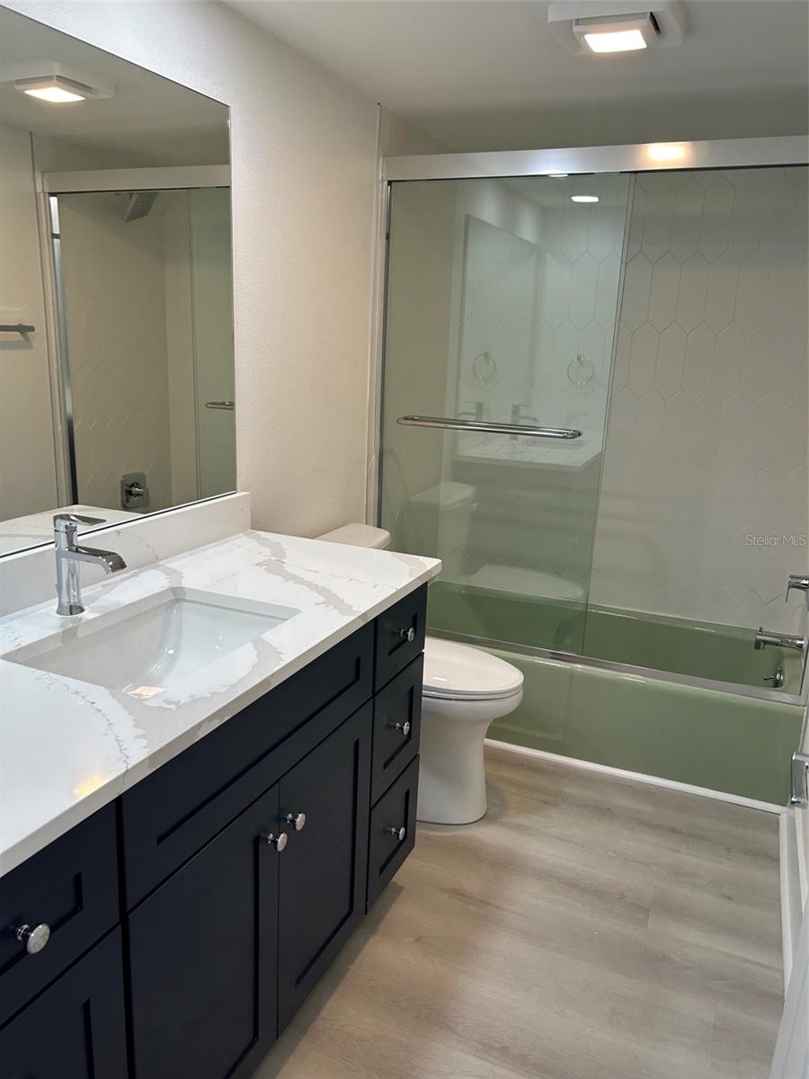 LAKE OVERLOOK APTS - Residential