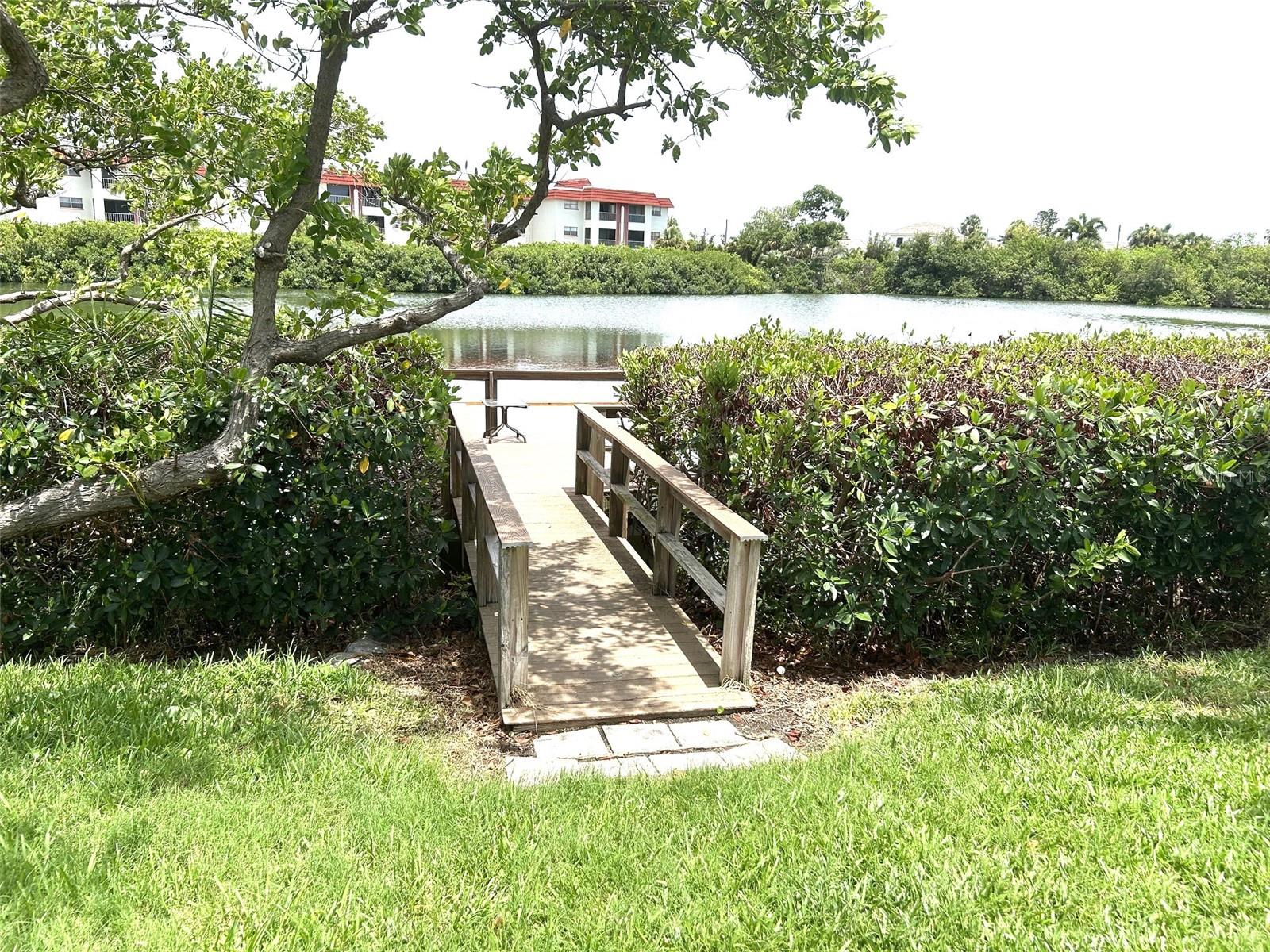 LAKE OVERLOOK APTS - Residential