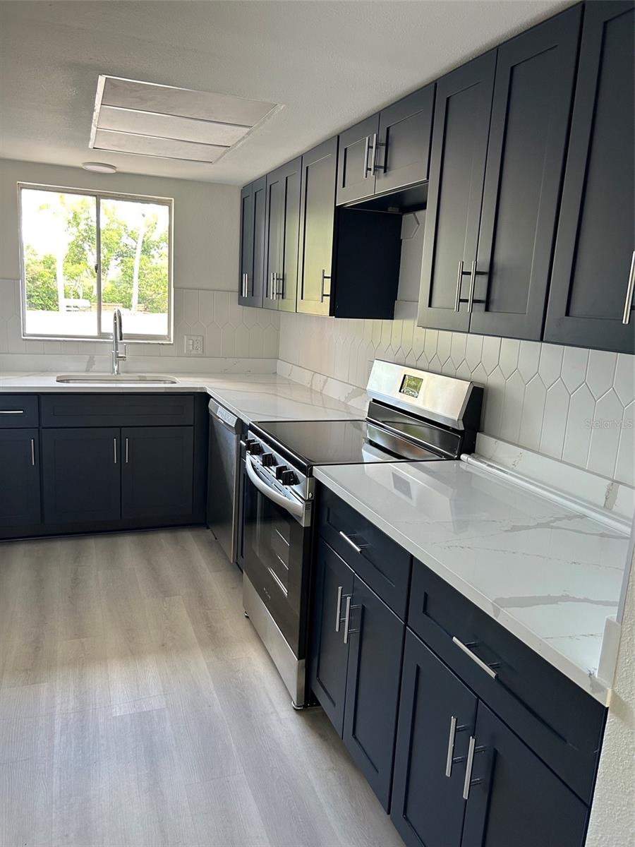 LAKE OVERLOOK APTS - Residential