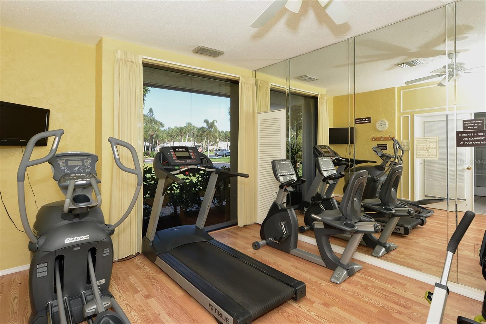 WHISPERING SANDS SEC 1 - Residential