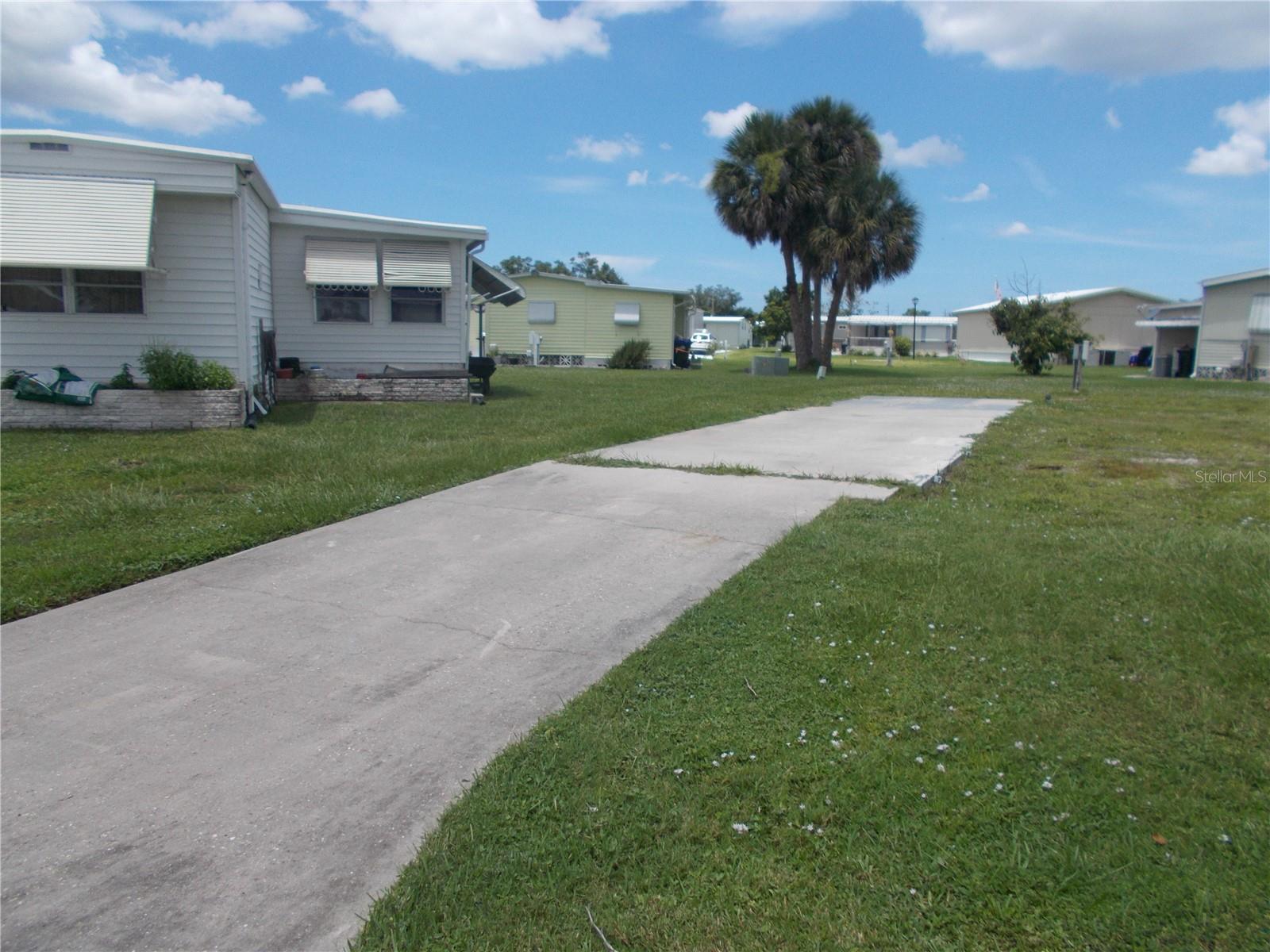 HOLIDAY PARK - Land