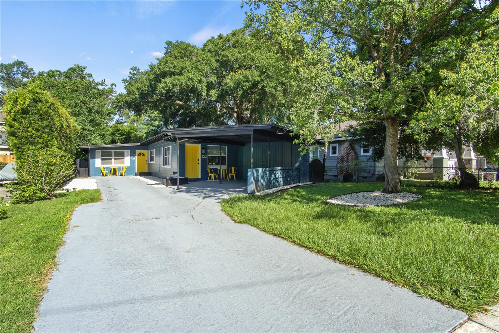Great opportunity for this duplex in a prime location.
The property features two units: one with 3 bedrooms and 1 bathroom, renting for $3,500 per month, and the other with 2 bedrooms and 1 bathroom, renting for $3,300 per month. While the sale price does not include the furniture, they can be negotiated for an additional cost. Purchasing the property with the furniture included offers a great turnkey opportunity, ready to move in or rent out. Just a 2-minute walk from S Lake Formosa Dr, the property is close to key attractions such as Harry P. Leu Gardens, the Orlando Science Center, the Mannello Museum of American Art, and the Orlando Shakespeare Theatre, along with a wide variety of bars, restaurants, and cafes in the Mills 50 district. Ideal for those looking for a multifamily property with an excellent location and high rental income potential. Seller financing available.