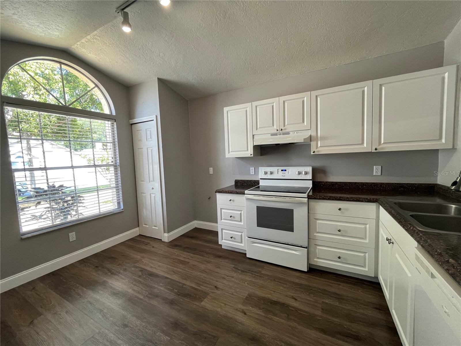 RESERVE AT THE CROSSINGS PH 1 THE - Residential Lease