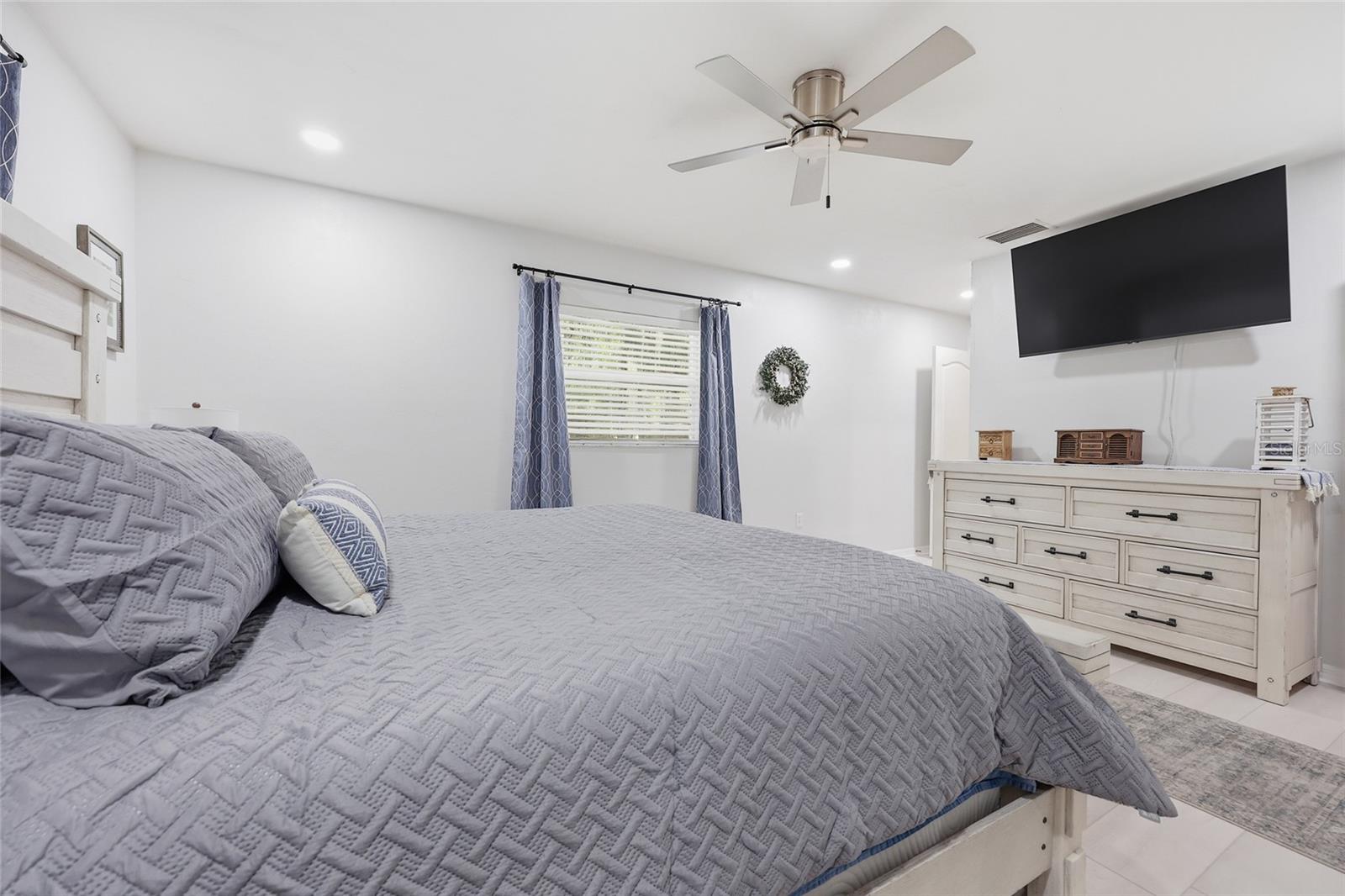 FOUR LAKES COMMUNITY - Residential