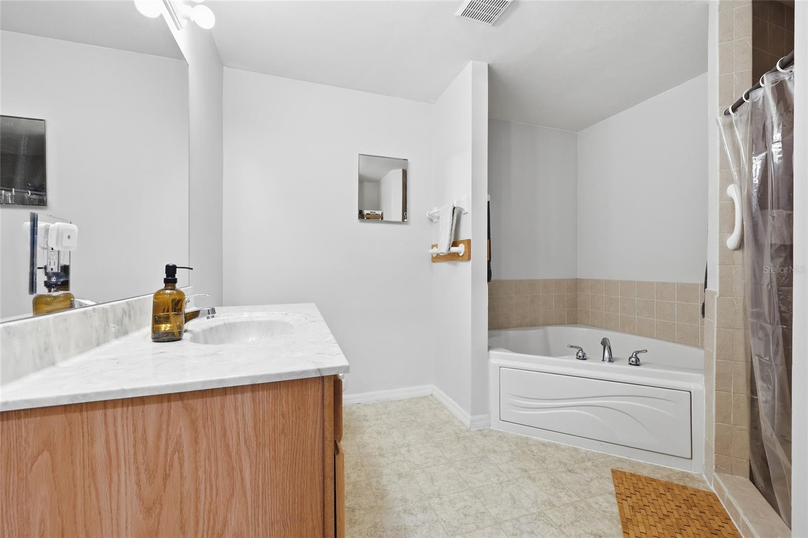 FOUR LAKES COMMUNITY - Residential
