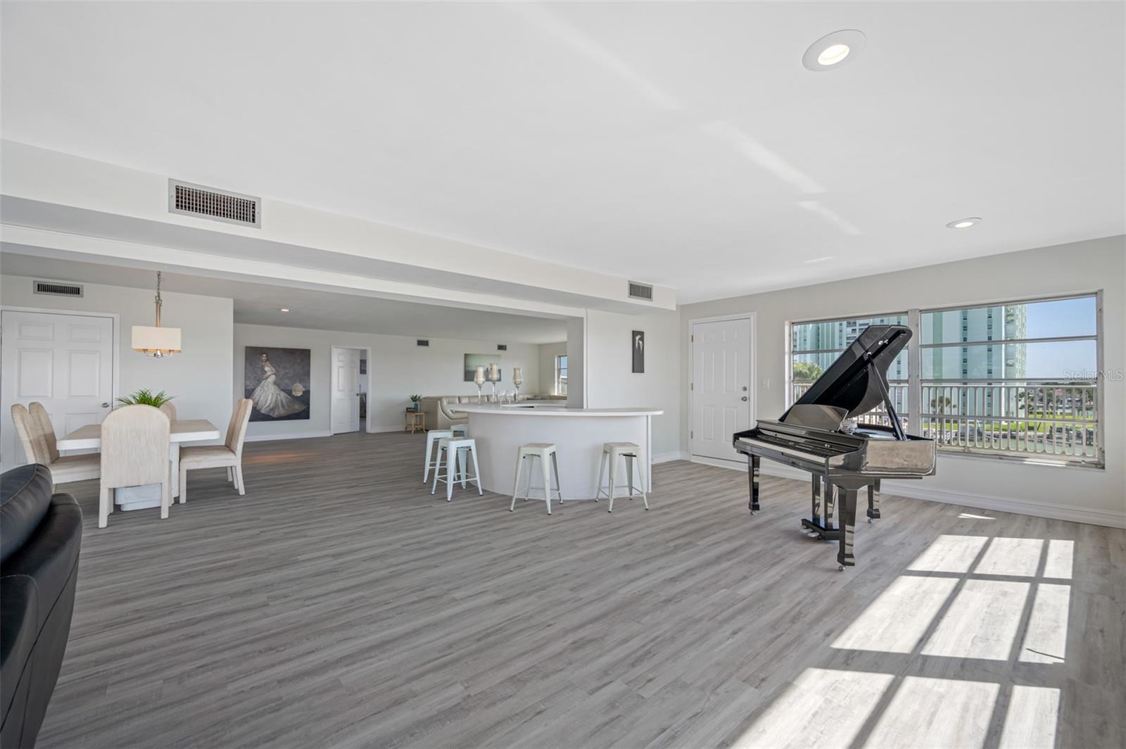 SYLVETTE CONDO - Residential
