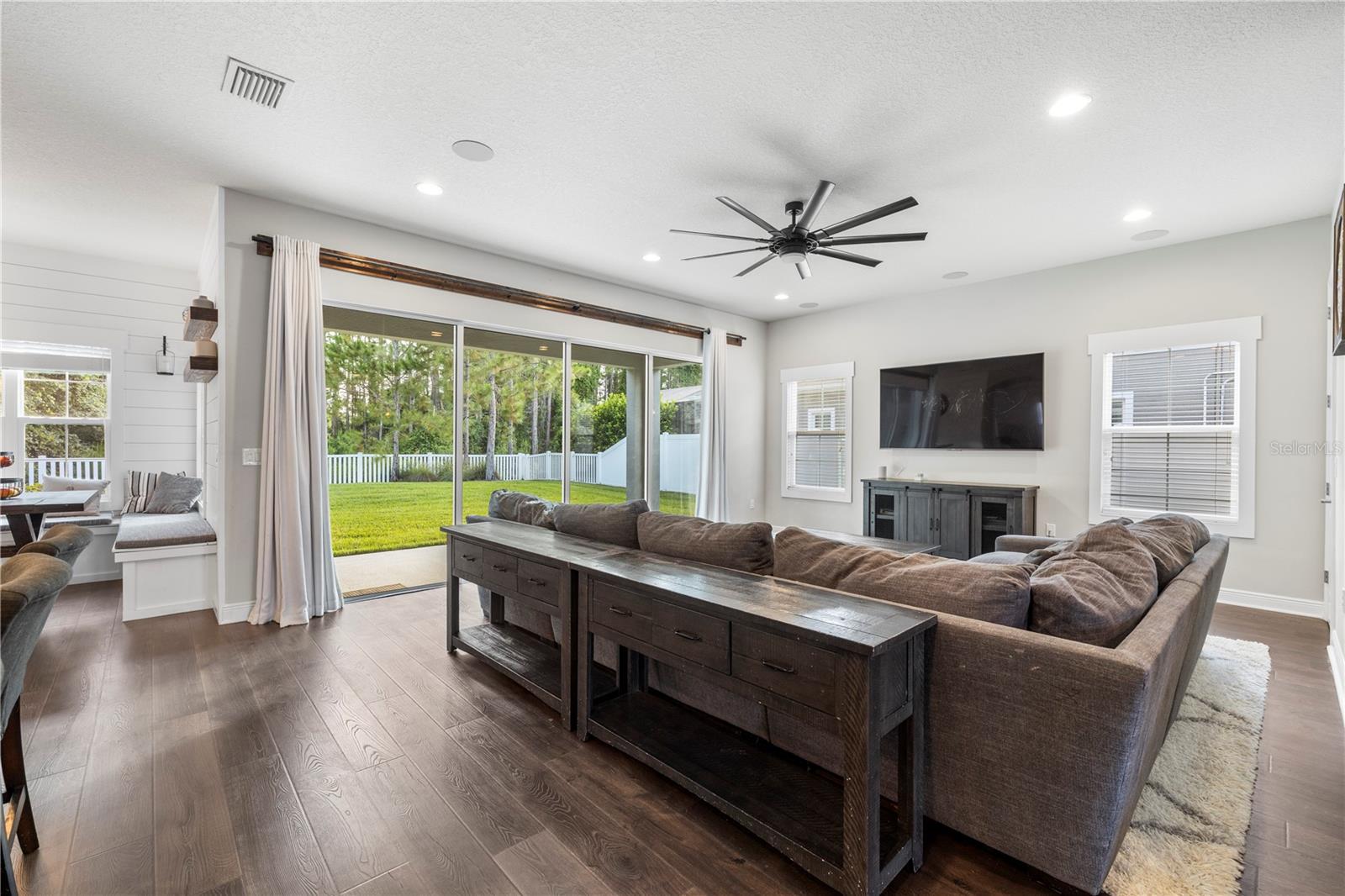 LAKESHORE RANCH - Residential