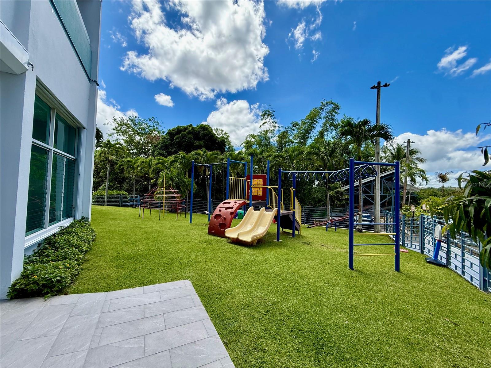 COND. FOUNTAINBLEAU PLAZA - Residential Lease