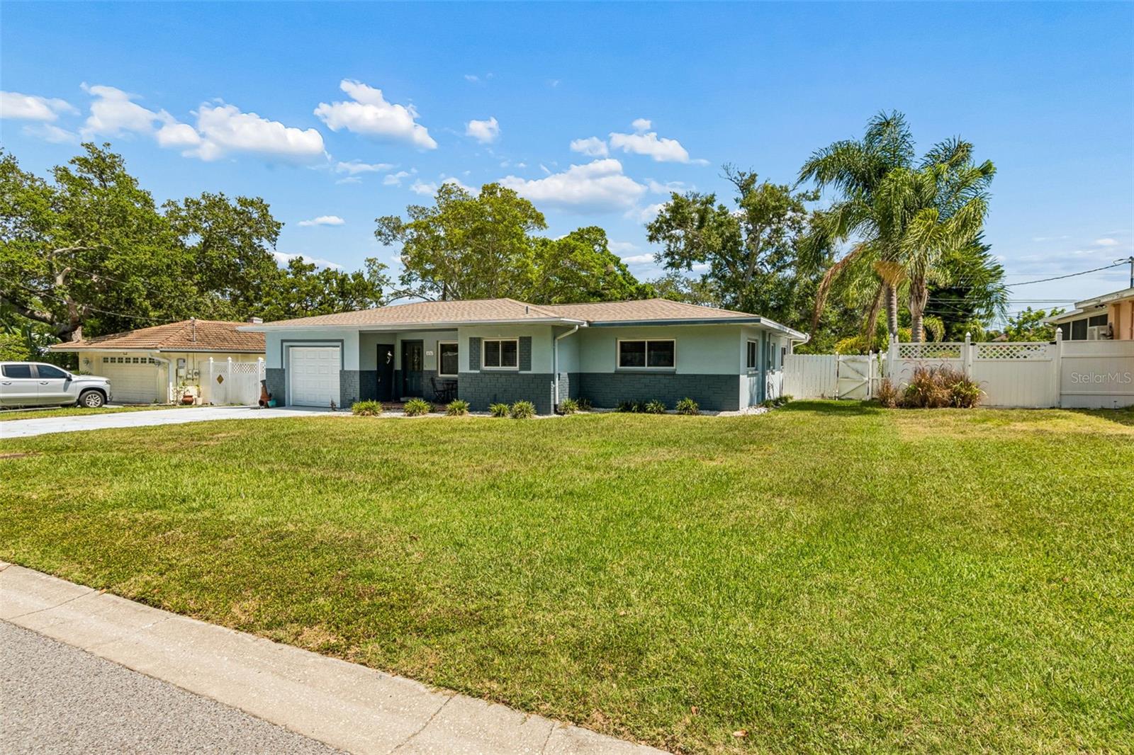 OAKDALE MANOR - Residential