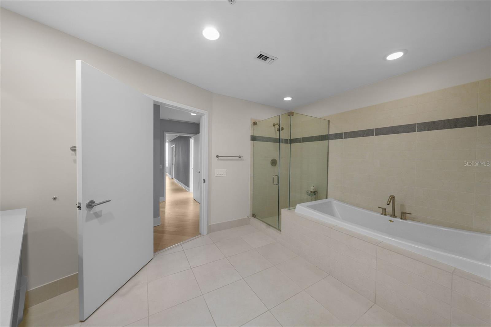 SIGNATURE PLACE CONDO - Residential