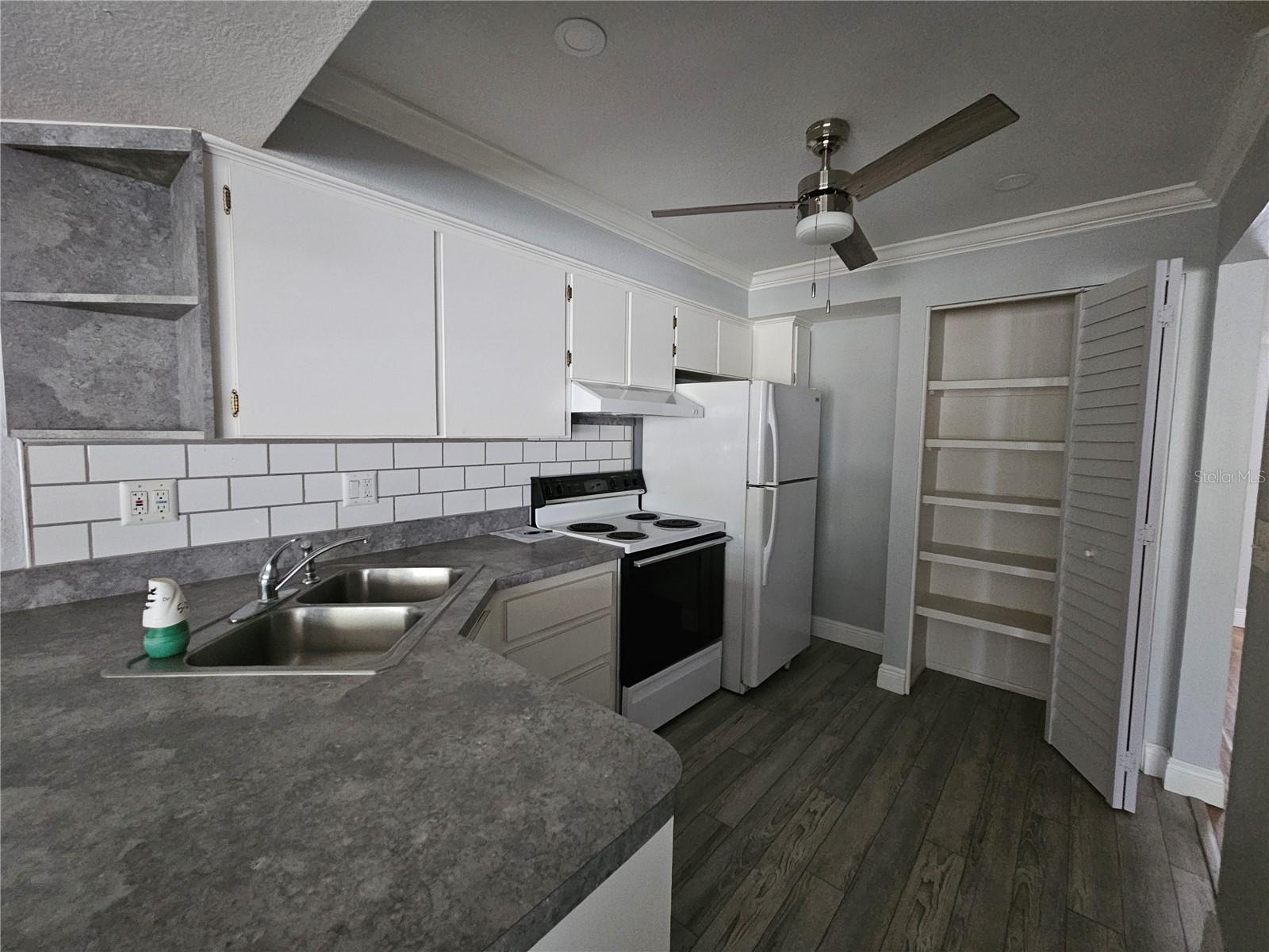 PENTHOUSE GROVES - Residential