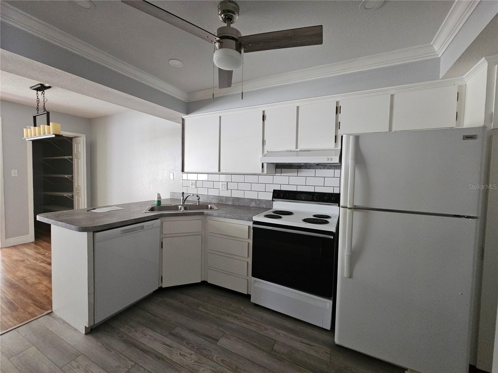PENTHOUSE GROVES - Residential