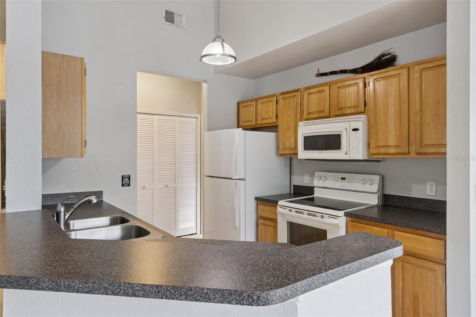 FOUNTAINS AT METRO WEST CONDO - Residential