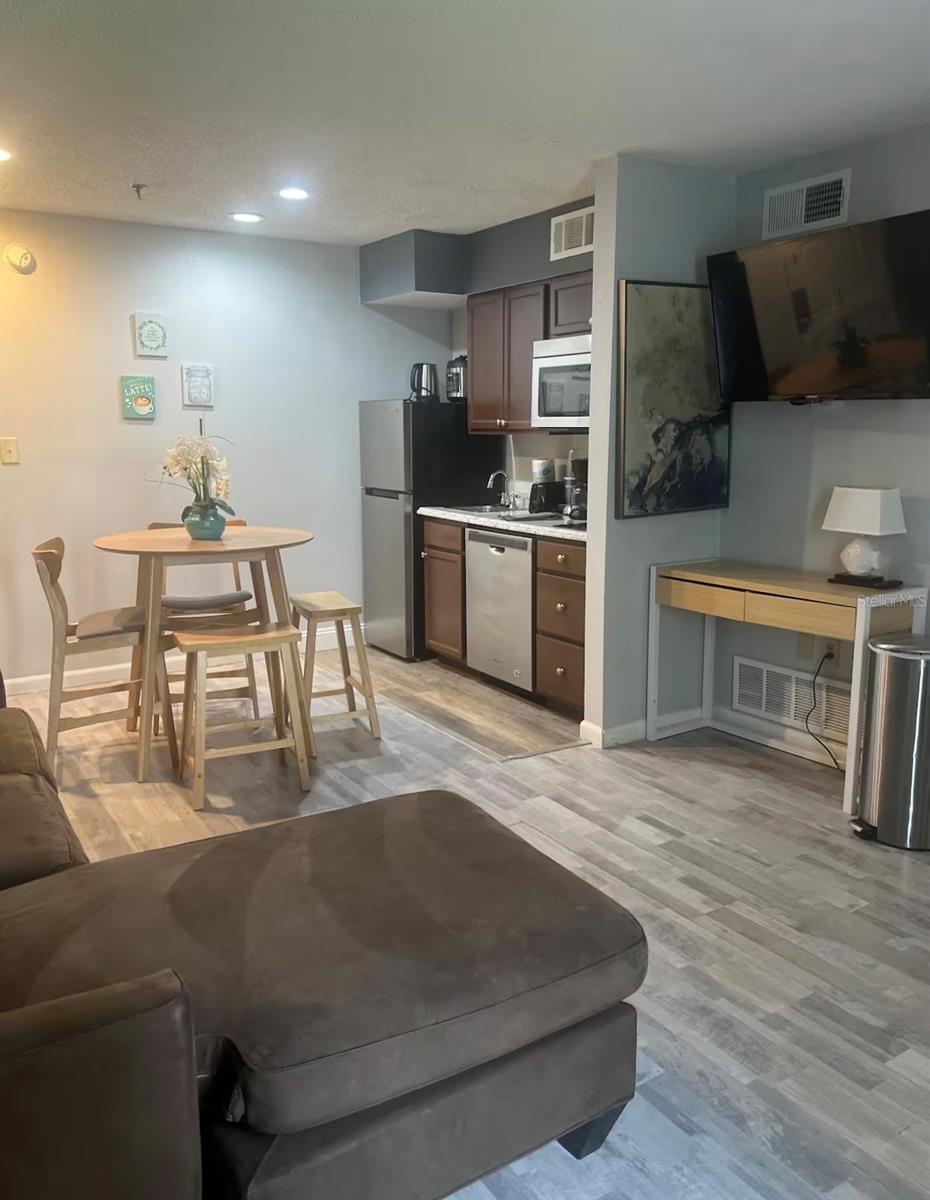 PARKWAY PALMS RESORT MAINGATE CONDO - Residential
