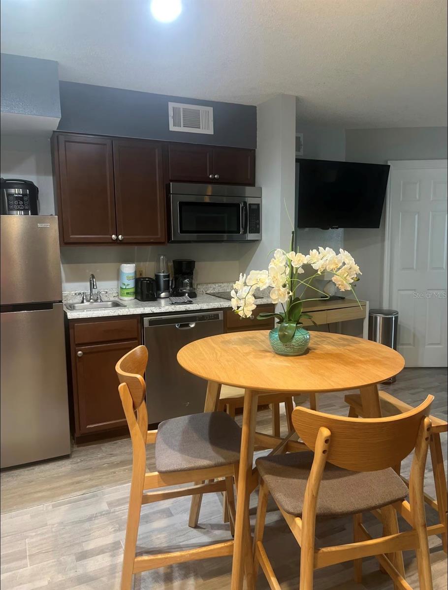 PARKWAY PALMS RESORT MAINGATE CONDO - Residential
