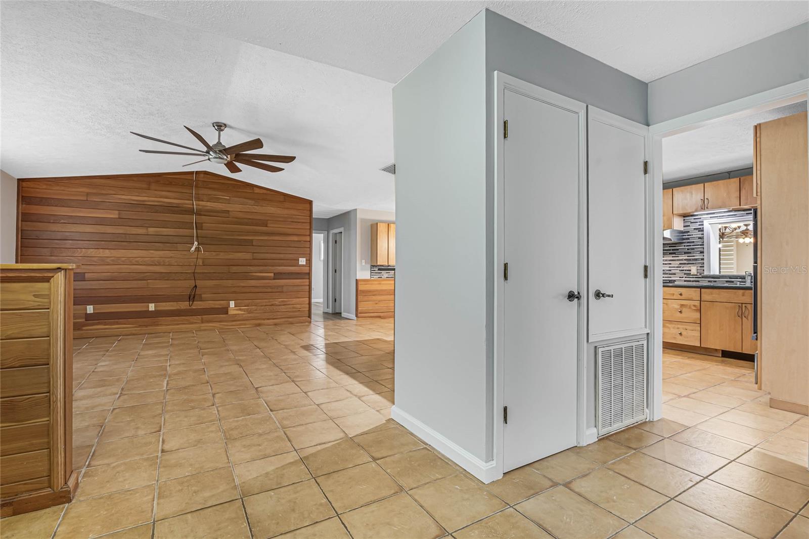 COUNTRY MEADOW WEST UNIT 1 - Residential Lease