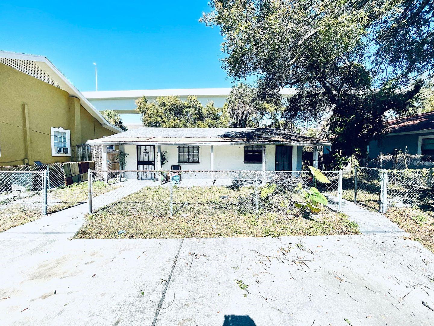 1 Bed/1 Bath Duplex Available Now!
1 bed/1 bath duplex in Tampa. This home features ceramic floors throughout, shared fenced-in backyard and central A/C. Conveniently located minutes from the port, downtown and Channelside, with quick access to the Selmon Expressway. Contact us today for a viewing!