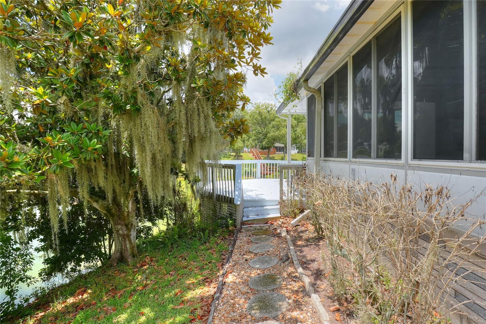 FLORAL LAKES - Residential