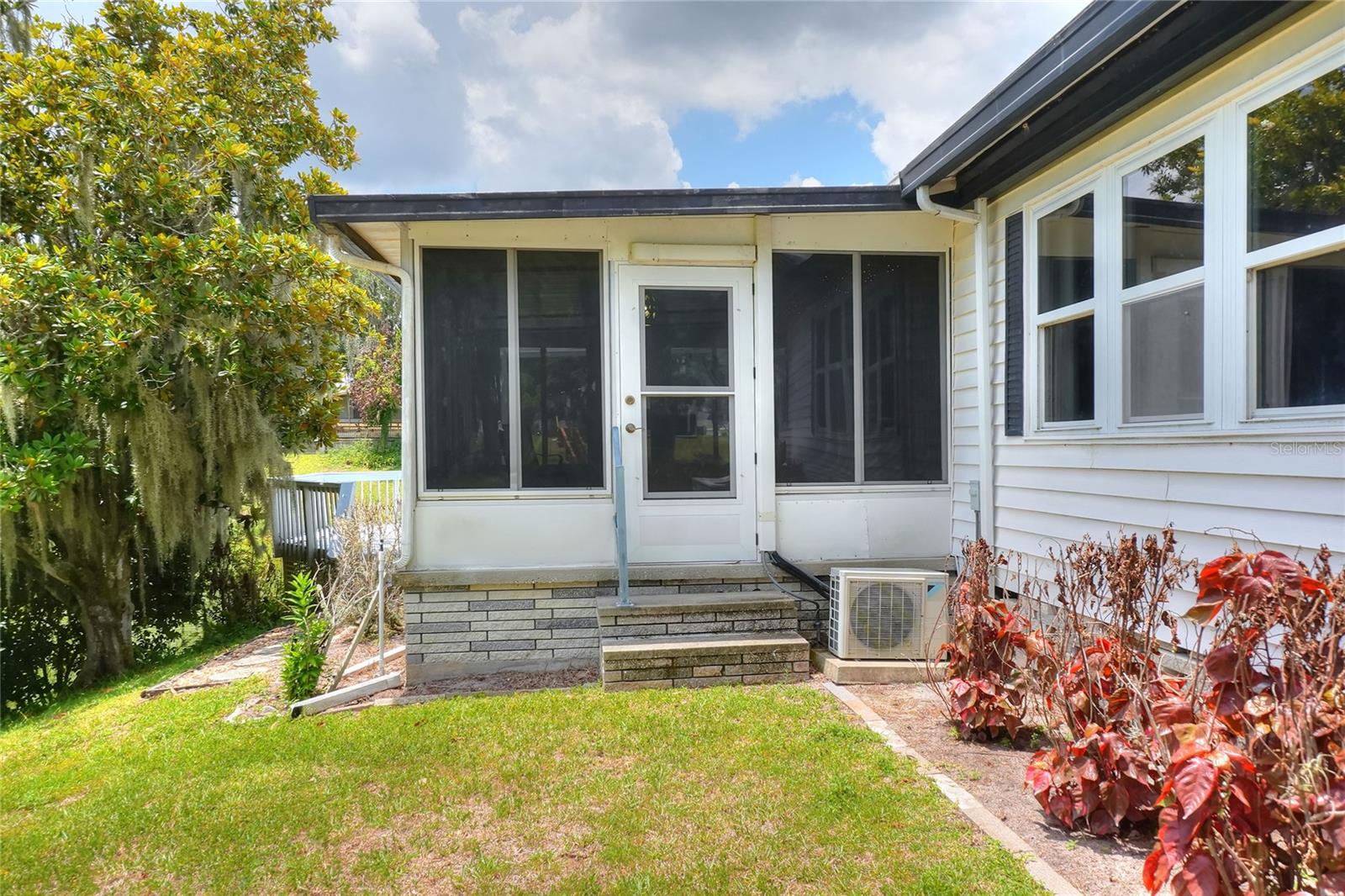 FLORAL LAKES - Residential