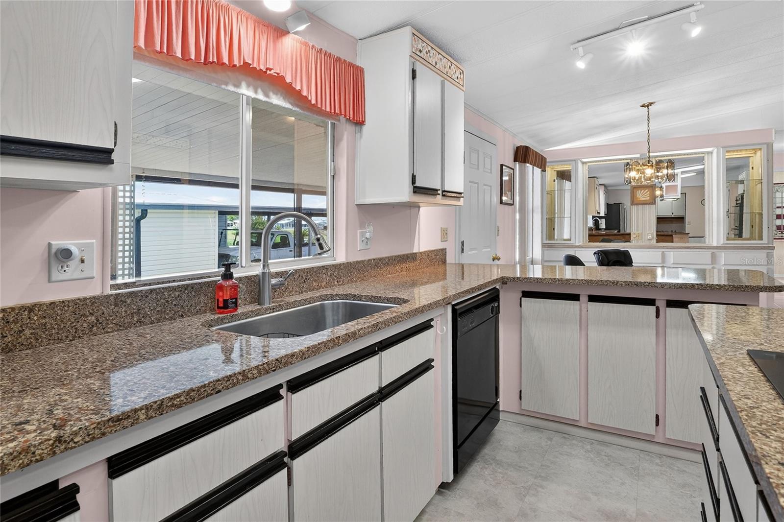 FLORAL LAKES - Residential