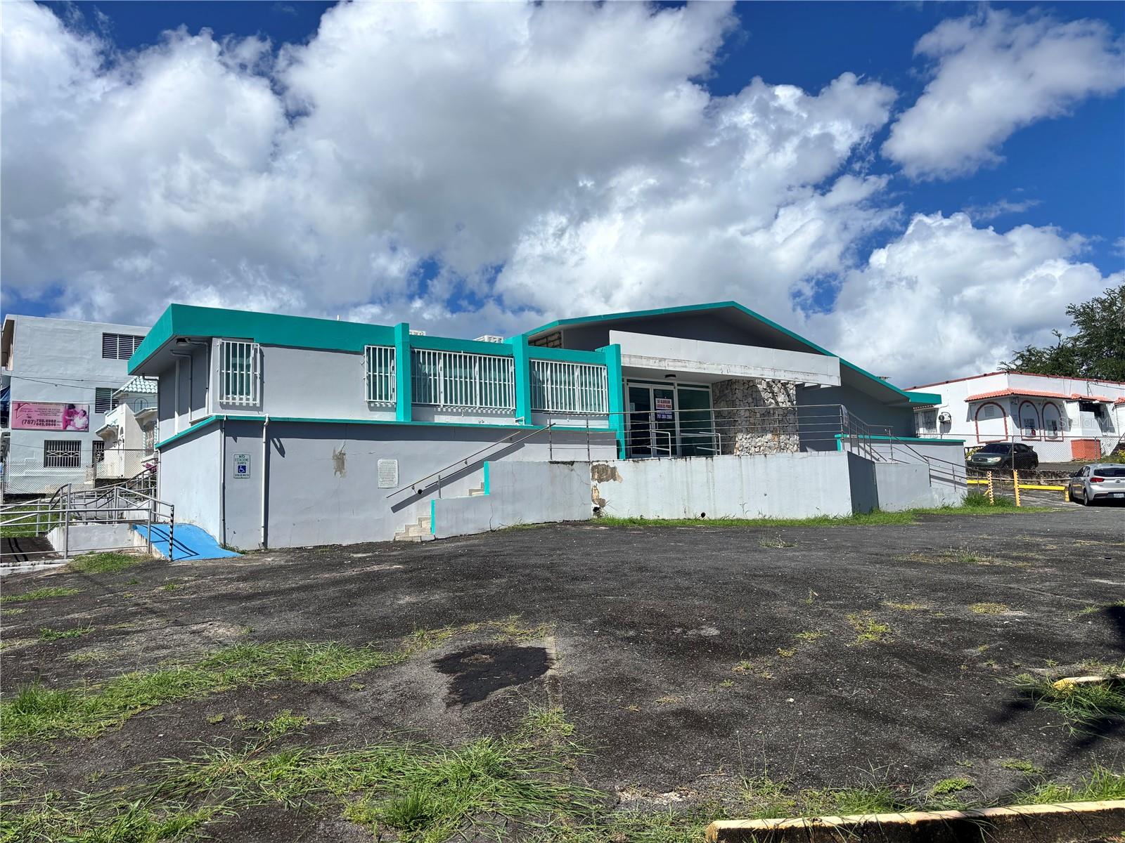 Commercial Property for Sale or Rent – ??Río Piedras (Next to San Francisco Hospital)

Commercial property for sale or rent, ideal for medical offices or professional services.

Sale Price: $1,200,000
Rent: $7,000 month
Lease-to-own option available

Features:
- 9 offices
- 5 bathrooms (2 with showers)
- Reception/lobby area
- 2 entrances (front with ADA ramp and rear)
- Approximately 20 parking spaces
- Additional structure currently rented as a laboratory

Lot Size: Approx. 1,467 m²

Strategically located with high foot traffic, right next to San Francisco Hospital in Río Piedras.