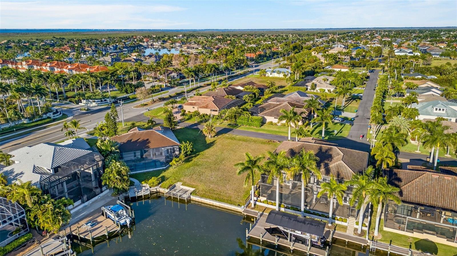 CAPE CORAL - Land