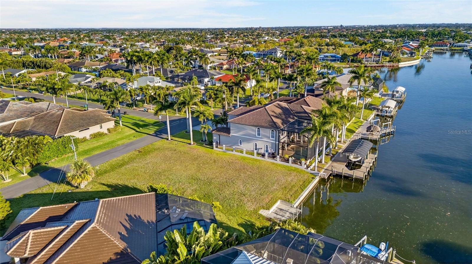 CAPE CORAL - Land