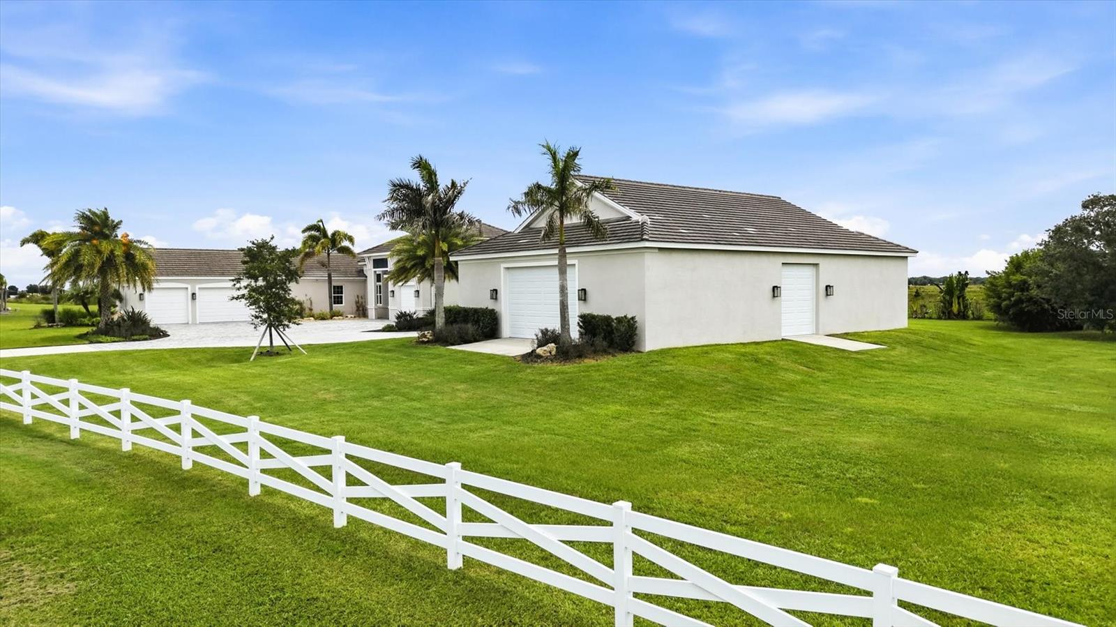 HAMPTON LAKES - Residential