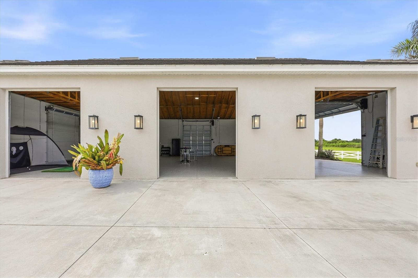 HAMPTON LAKES - Residential