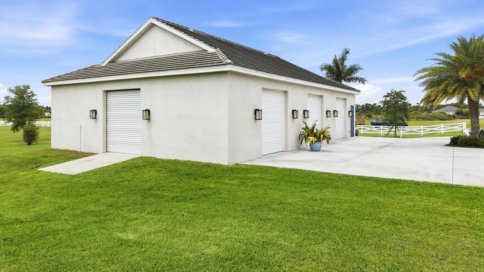 HAMPTON LAKES - Residential