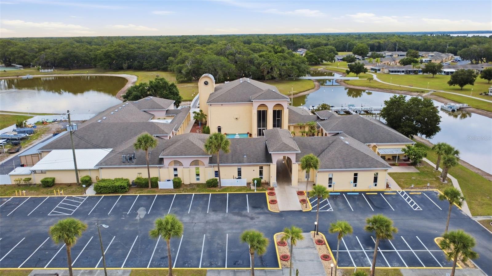 LAKESHORE CLUB - Residential