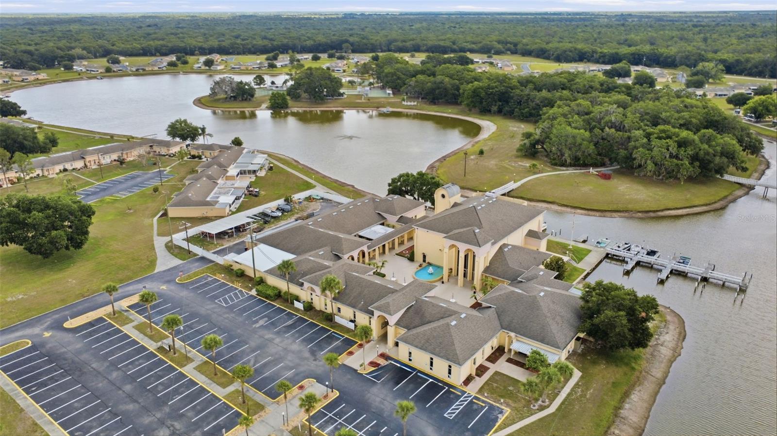 LAKESHORE CLUB - Residential