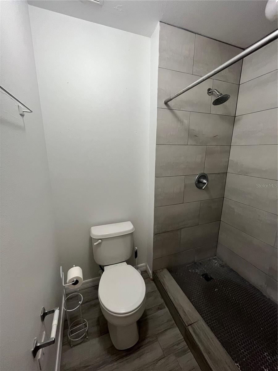 DEAN WOODS RESERVE - Residential Lease