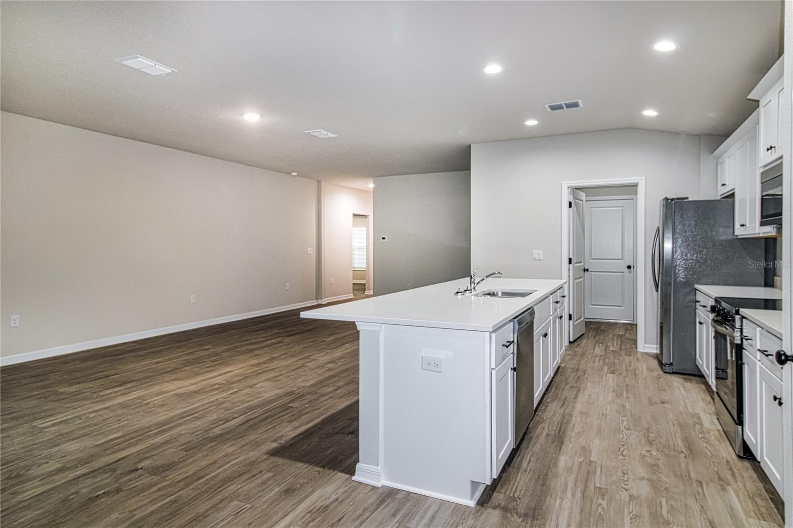 FLYING DUTCHMAN ESTATES PH 01 - Residential