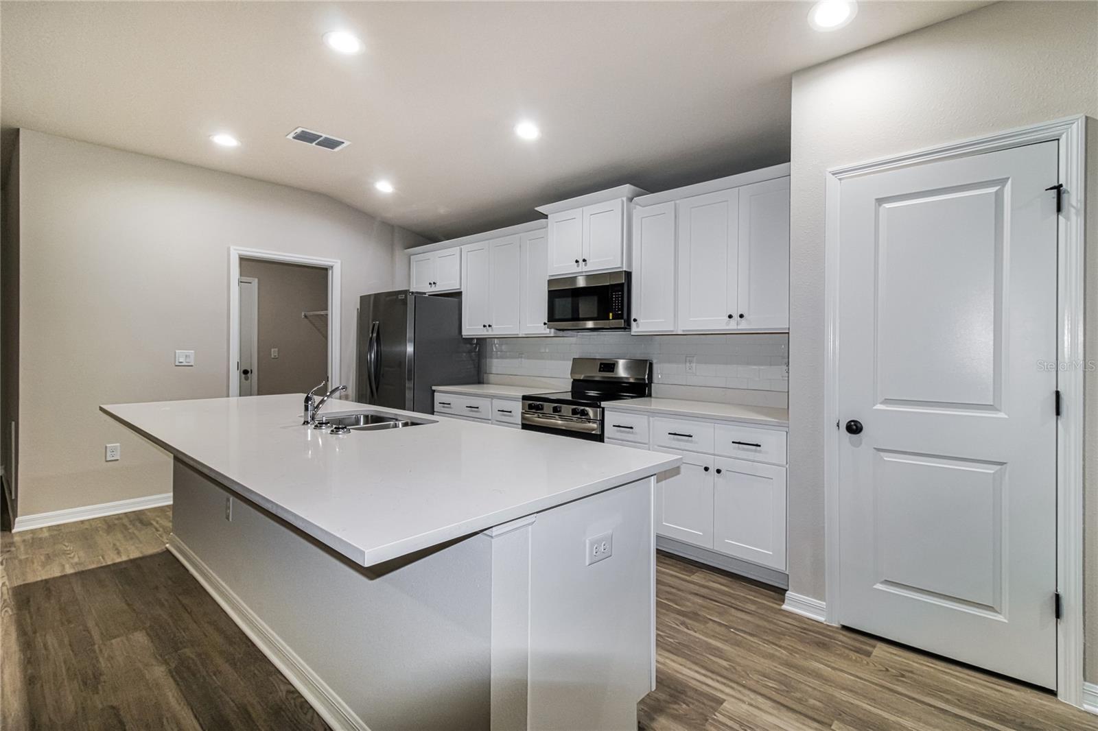 FLYING DUTCHMAN ESTATES PH 01 - Residential
