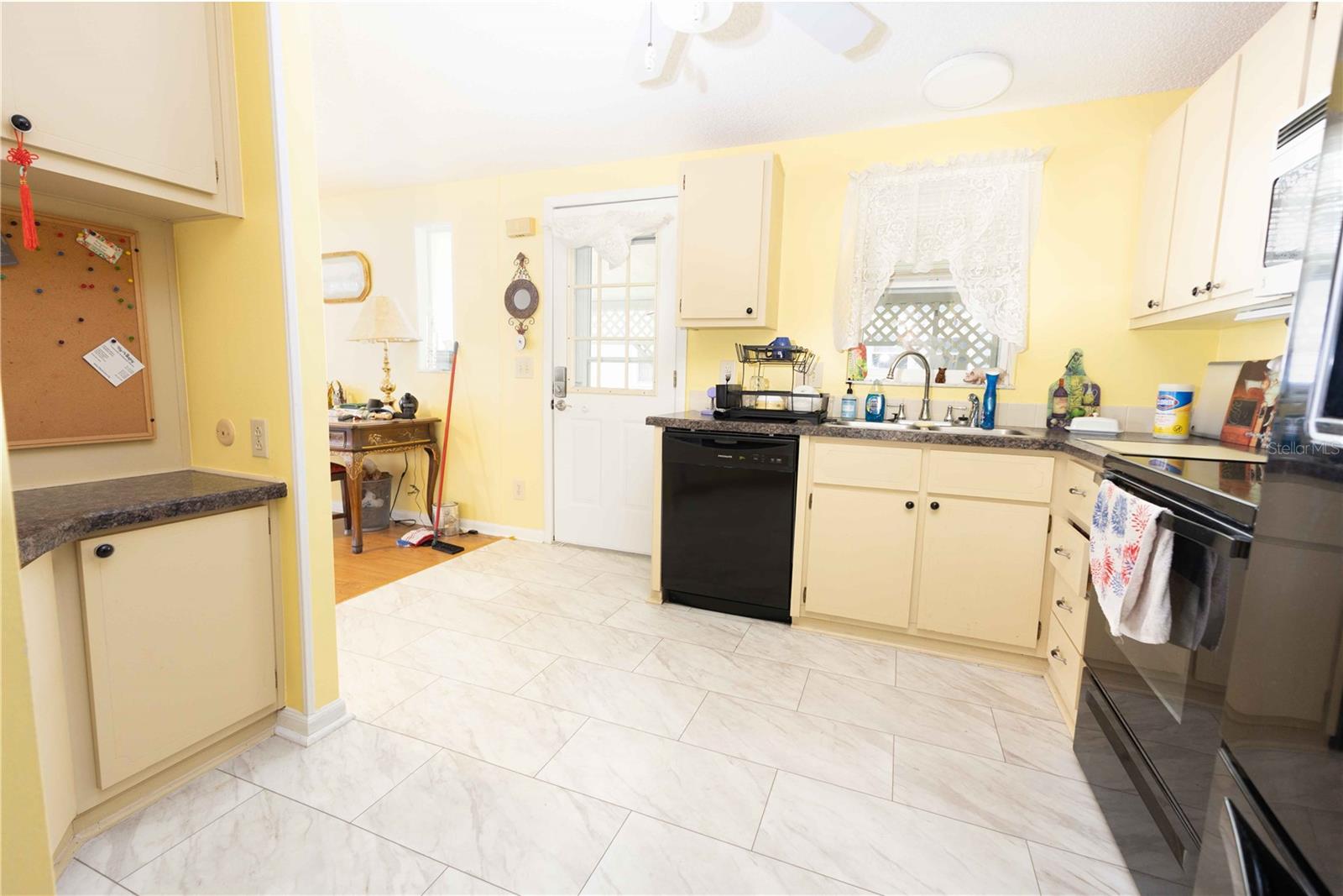 LADY LAKE ORANGE BLOSSOM GARDENS UNIT 13 - Residential Lease