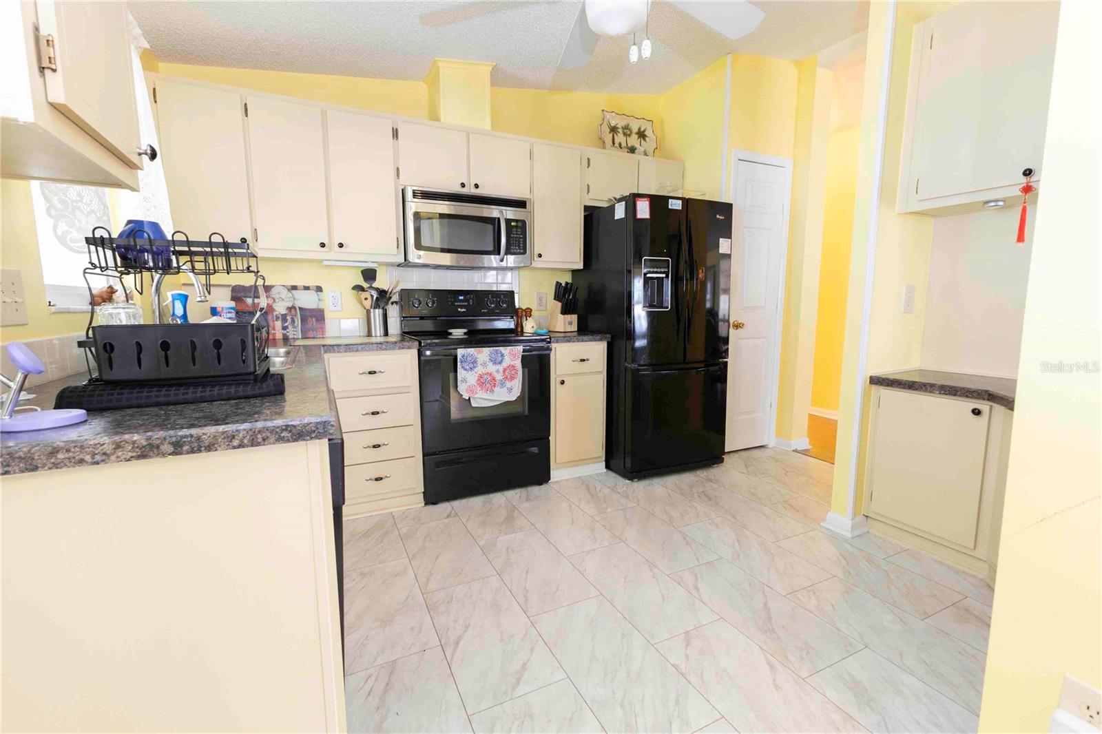 LADY LAKE ORANGE BLOSSOM GARDENS UNIT 13 - Residential Lease