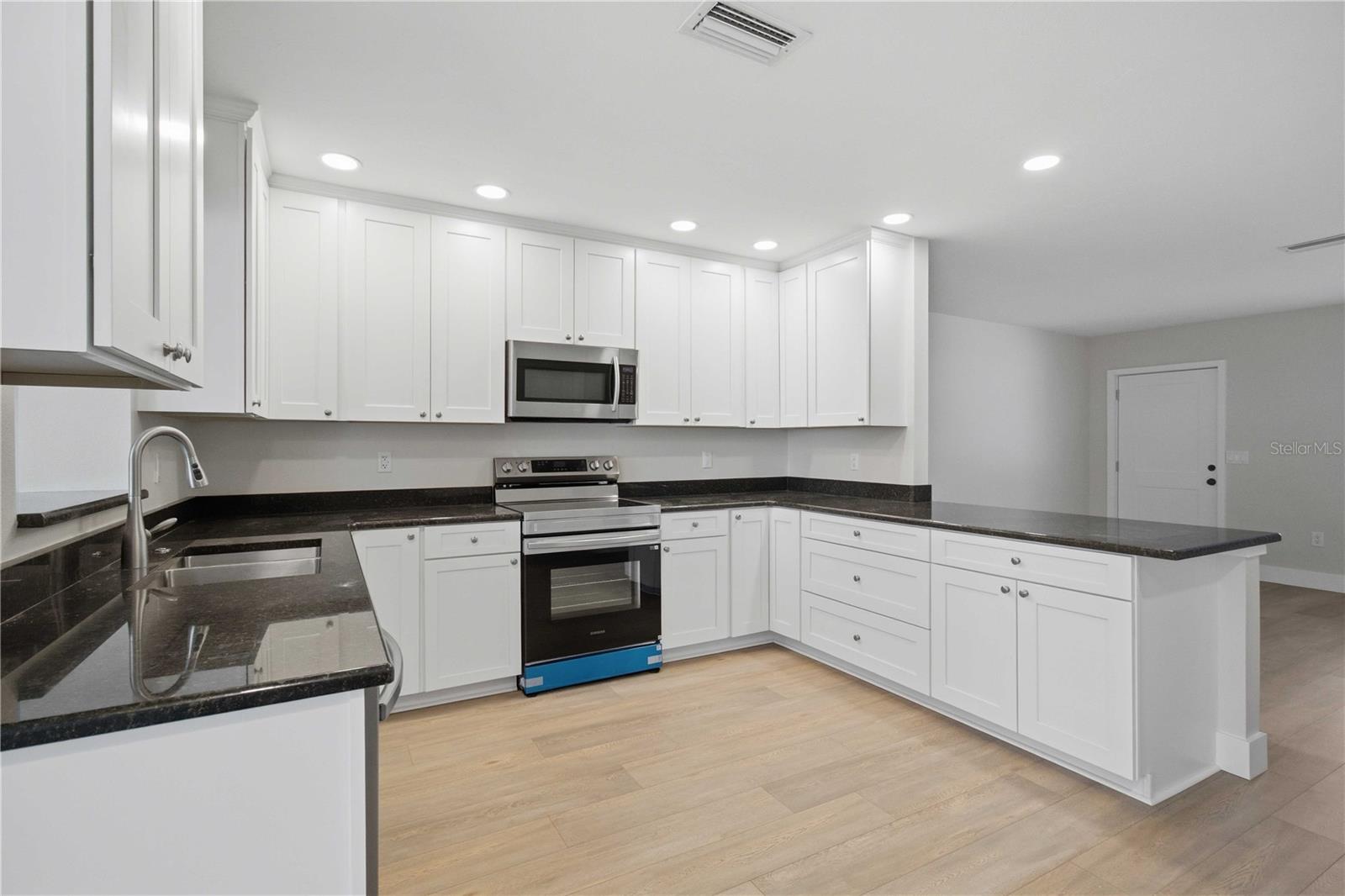 RIVERSIDE SHORES - Residential
