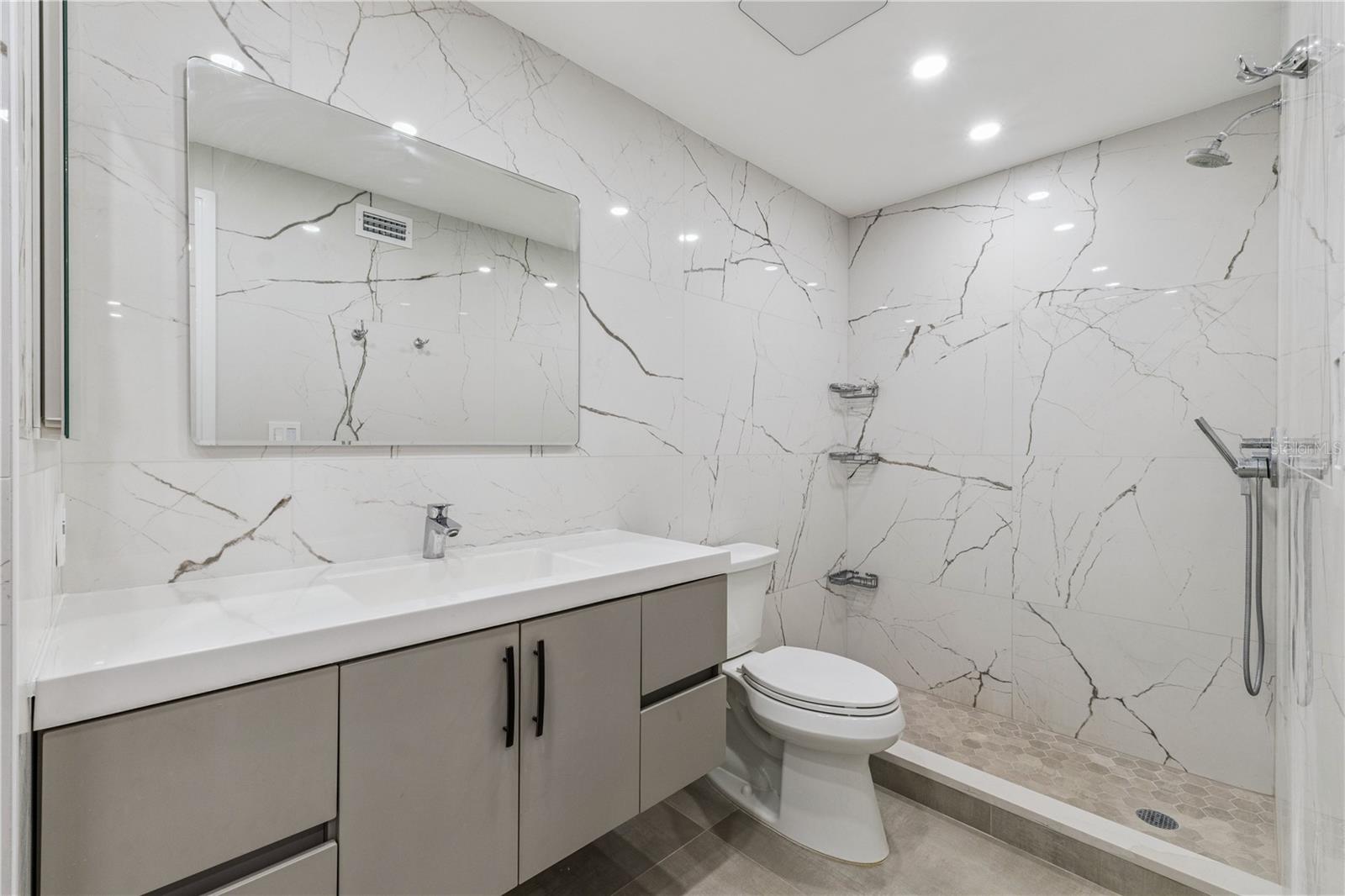 RESIDENCES AT VILLA MEDICI CONDO - Residential Lease