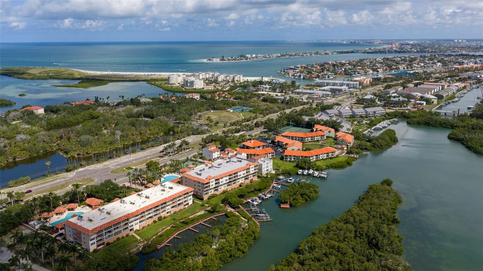 HIDDEN LAGOON AT ARROWHEAD POINT - Residential