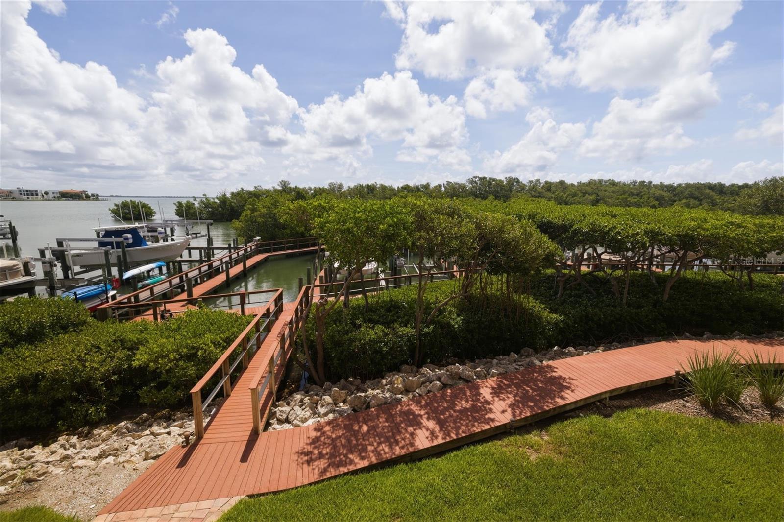 HIDDEN LAGOON AT ARROWHEAD POINT - Residential