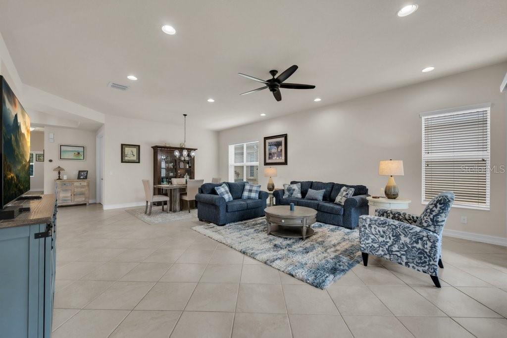 VALENCIA LAKES - Residential