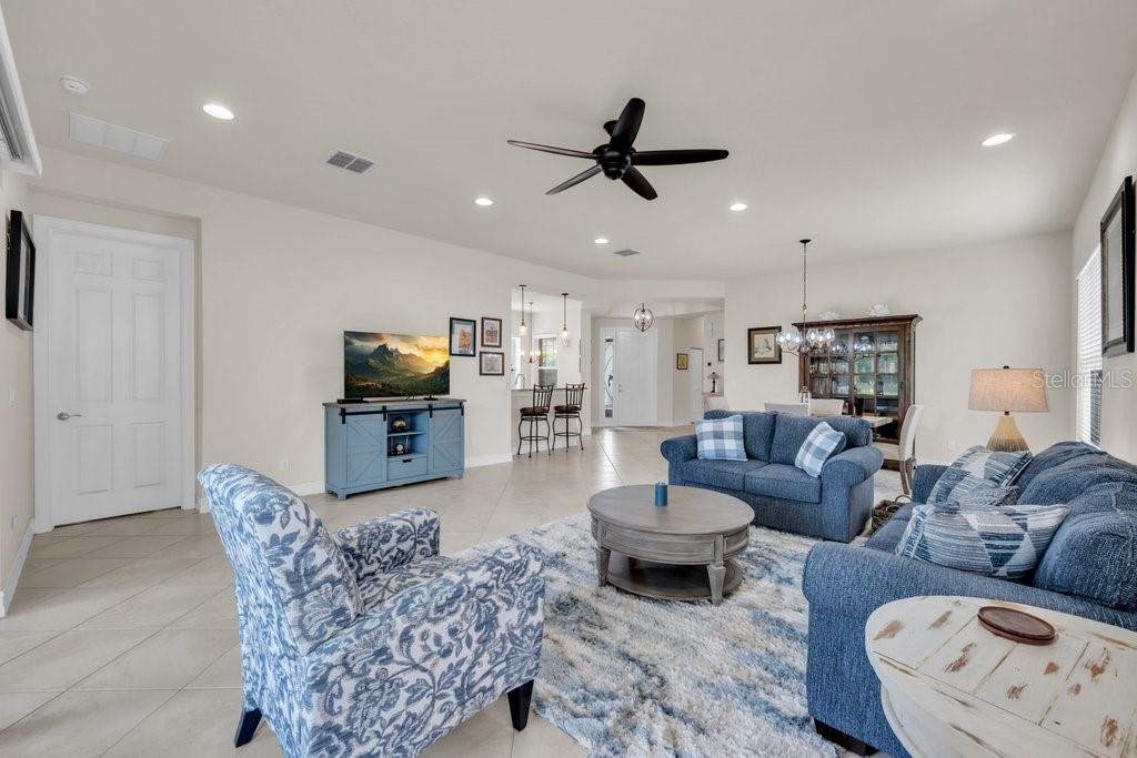 VALENCIA LAKES - Residential