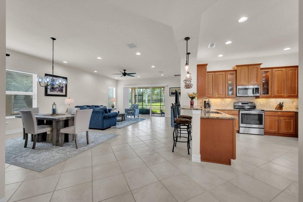 VALENCIA LAKES - Residential