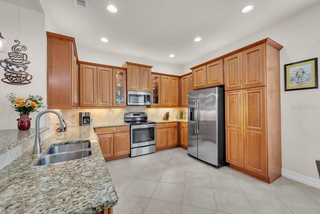 VALENCIA LAKES - Residential