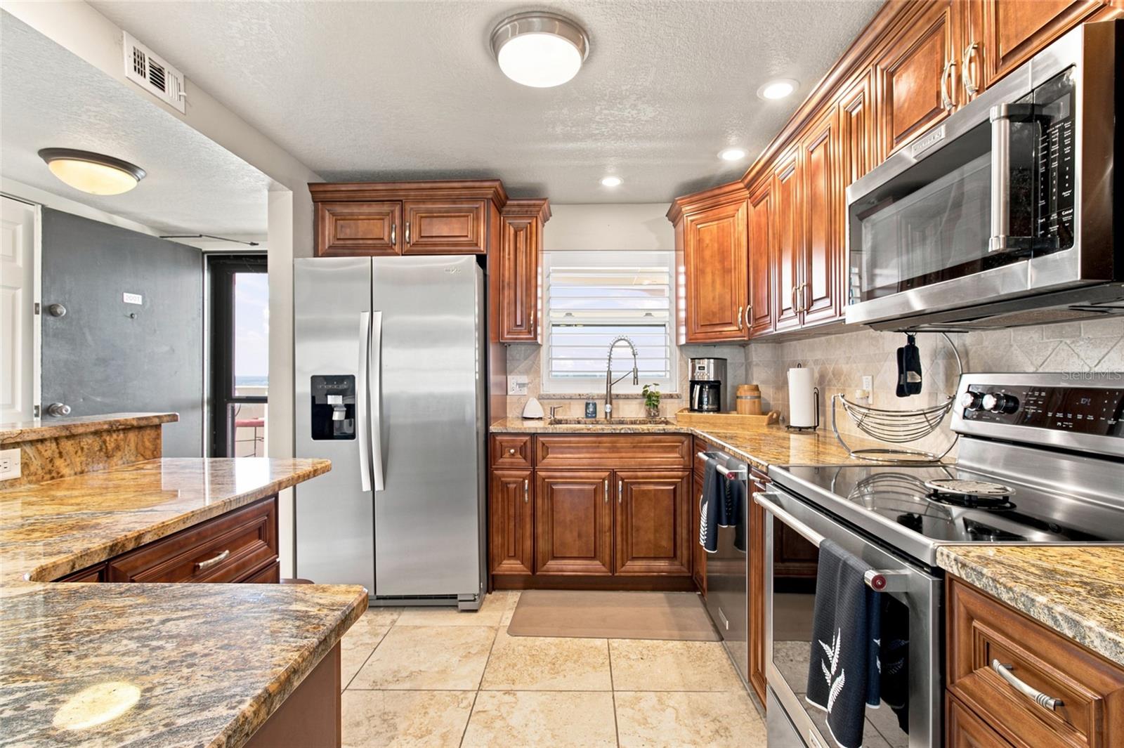 HARBOUR LIGHT TOWERS CONDO - Residential