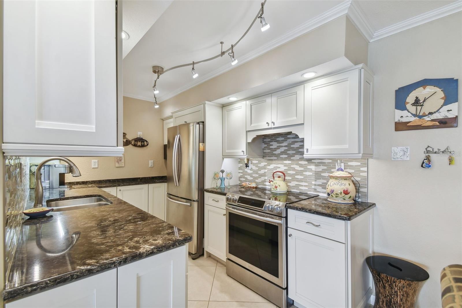 PARADISE ISLAND TOWERS CONDO - Residential