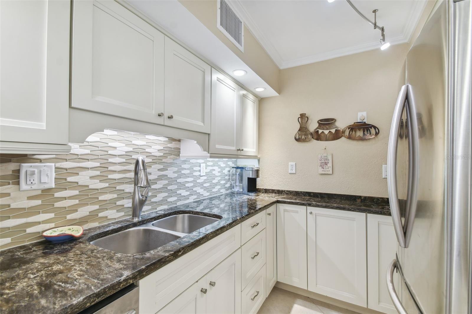 PARADISE ISLAND TOWERS CONDO - Residential